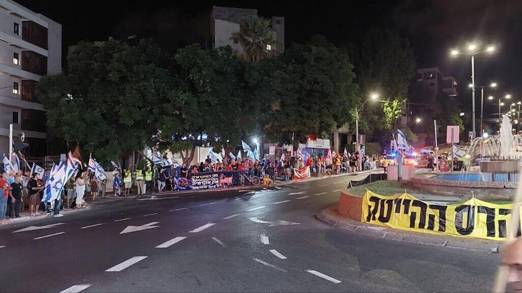 המפגינים בכיכר ספר בחיפה