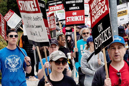 הפגנה של תסריטאים בקליפורניה במאי, צילום: AP/Richard Vogel