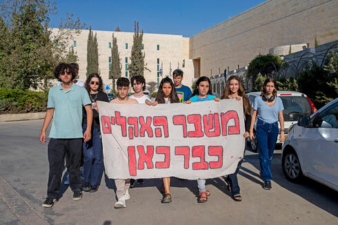 בני נוער מוחים נגד הממשלה בנושא האקלים. ישראל הייתה כבר אמורה לצמצם פערים מול המדינות המפותחות, צילום: עמית שאבי