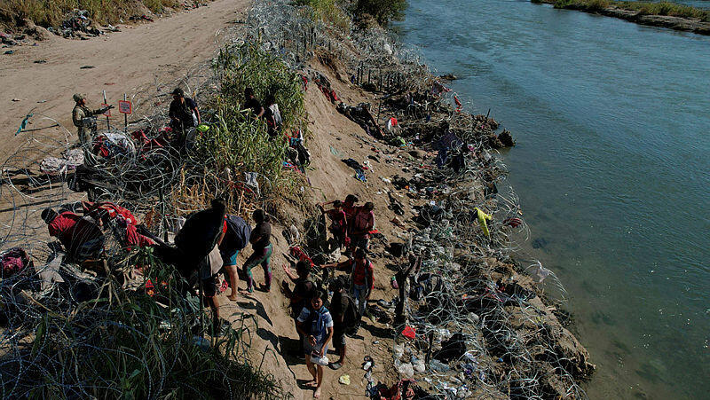 אנשי המשמר הלאומי בטקסס ארה"ב מנסים למנוע ממהגרים לחצות את גדר הגבול עם מקסיקו ספטמבר 2023