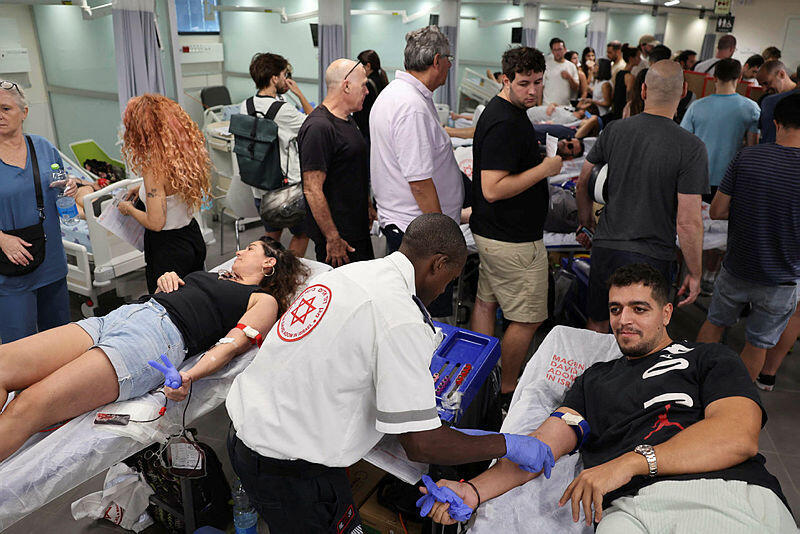 ישראלים תורמים דם בבית החולים איכילוב התקפה מ עזה חרבות ברזל 7.10
