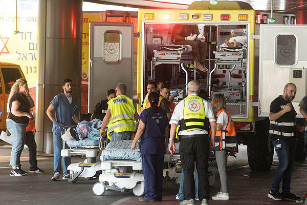 כוחות רפואה מפנים חיילי צה"ל פצועים לבית החולים איכילוב בתל אביב