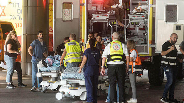 כוחות רפואה מפנים חיילי צה"ל פצועים לבית החולים איכילוב בתל אביב