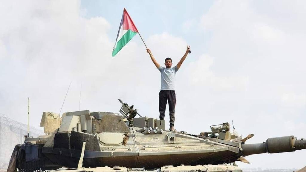 פלסטיני על טנק במוצב של צה"ל בעוטף עזה חרבות ברזל 7.10