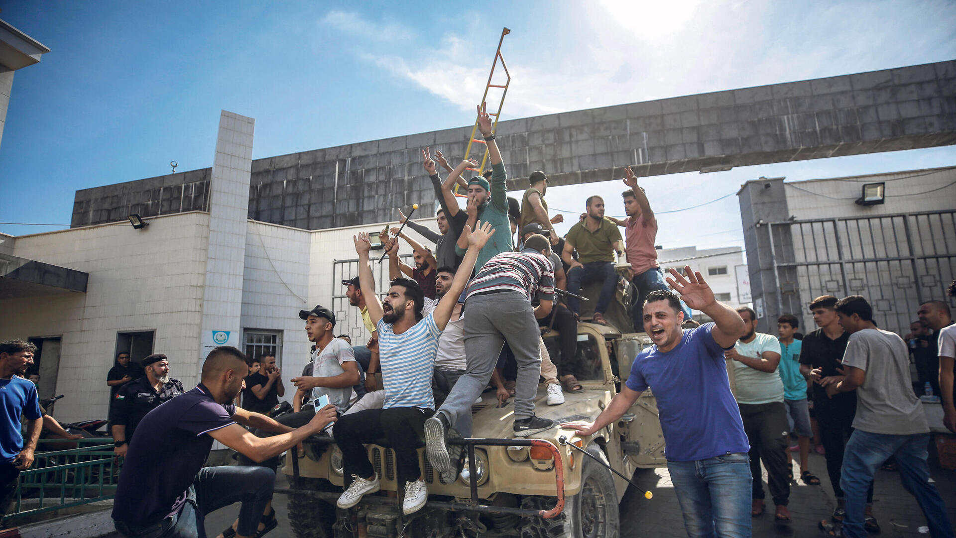 אנשי חמאס חוגגים על ג'יפ של צה"ל שהובא לרצועת עזה