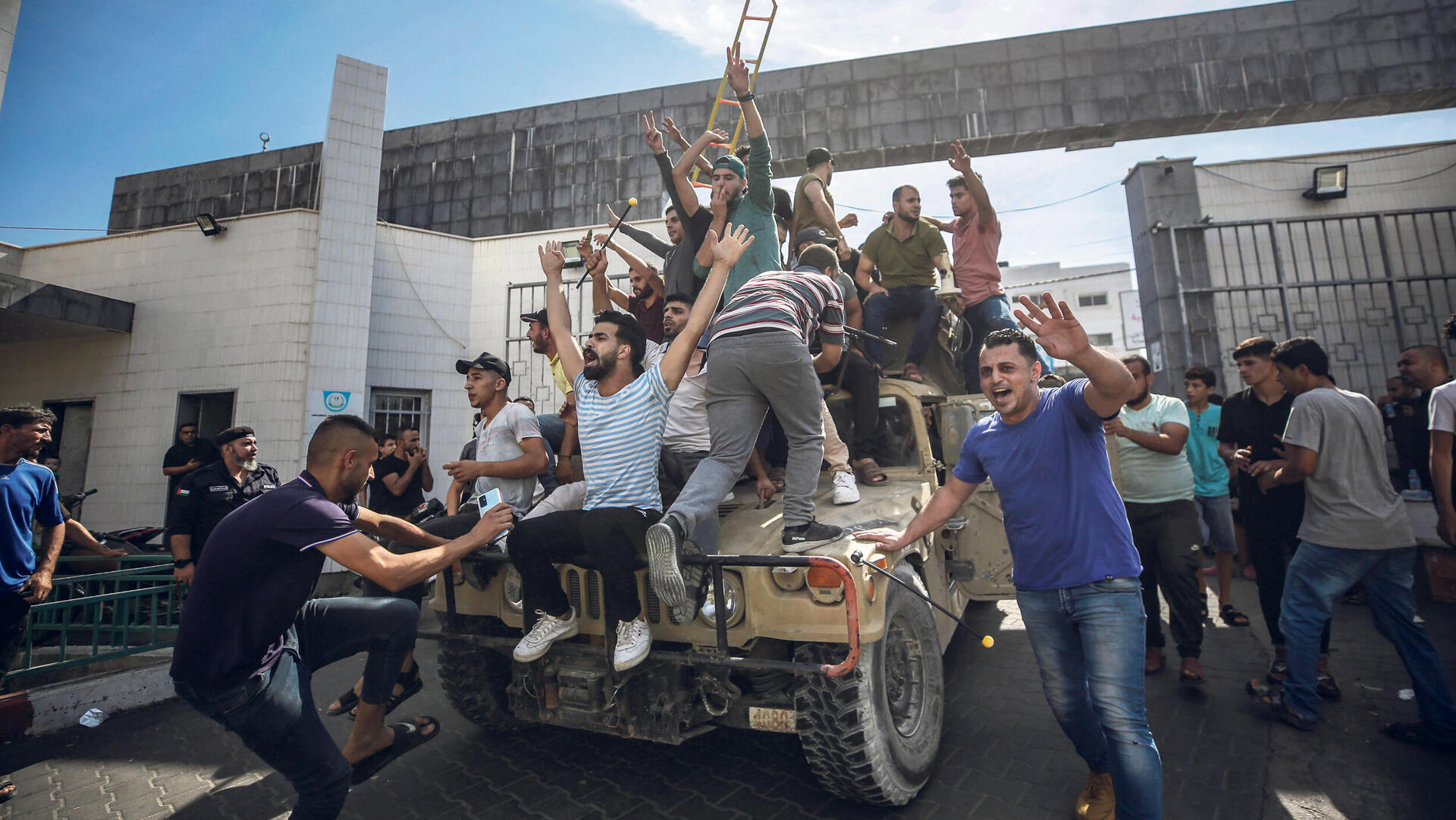 אנשי חמאס חוגגים על ג'יפ של צה"ל שהובא לרצועת עזה