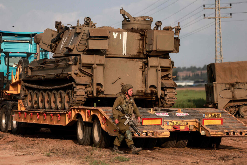 מלחמת עזה משאיות פורקות כלי רכב משוריינים ליד גבול רצועת עזה צה"ל מבצע חרבות ברזל 