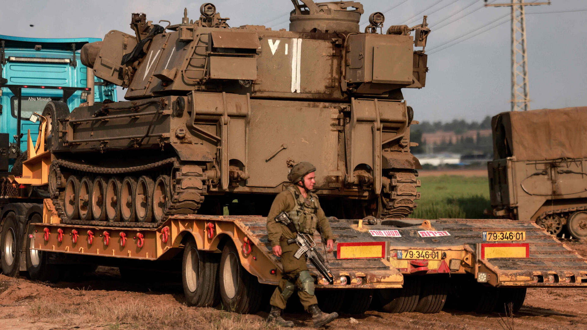 מלחמת עזה משאיות פורקות כלי רכב משוריינים ליד גבול רצועת עזה צה"ל מבצע חרבות ברזל 
