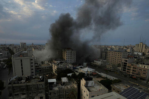 הפצצת הבנק הלאומי האיסלאמי של חמאס, צילום: AP Photo/Adel Hana