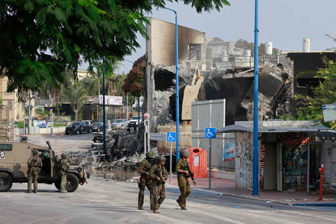 חיילים ליד תחנת המשטרה ההרוסה בשדרות, צילום: Menahem KAHANA / AFP