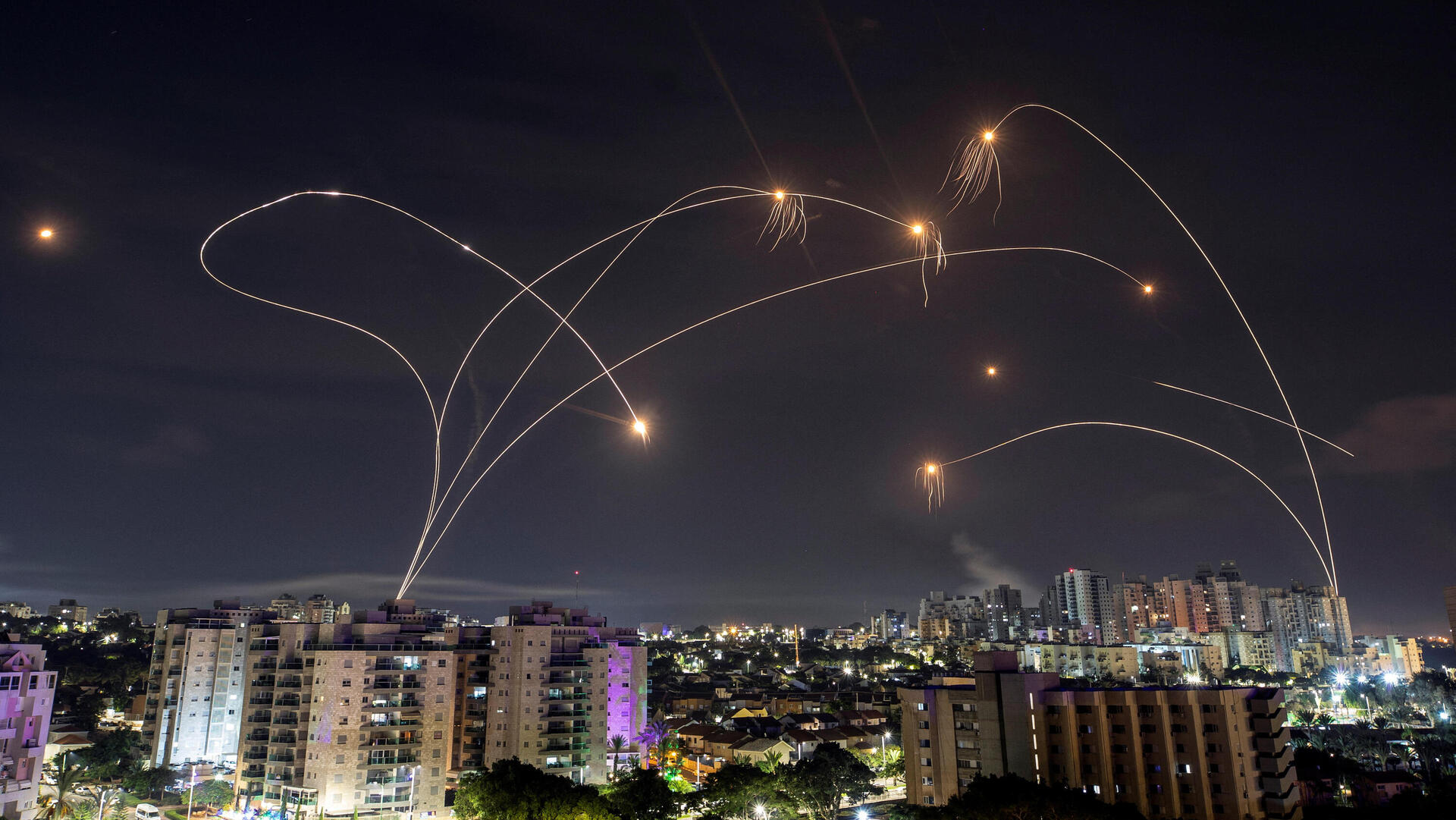 כיפת ברזל מיירטת טילים מ רצועת עזה מעל אשקלון 8.10.23