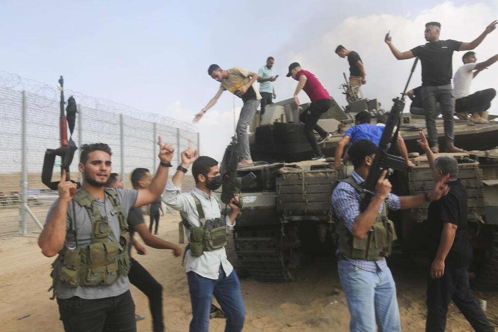 מחבלים פלסטינים חוגגים אחרי שחטפו טנק של צה"ל 7.10.23