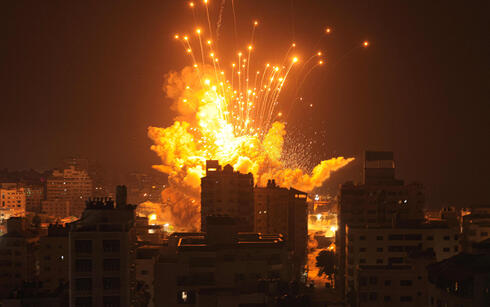 פיצוץ ברצועת עזה בעקבות תקיפה של צה"ל, צילום: MAHMUD HAMS / AFP