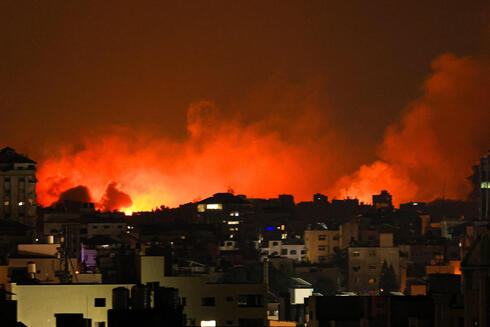 עשן מיתמר בעזה אחרי ההפצצות, צילום: MAHMUD HAMS / AFP
