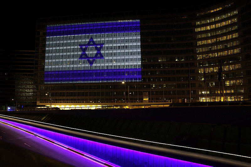 דגל ישראל על מטה הנציבות האירופית ב בריסל 8.10 חרבות ברזל