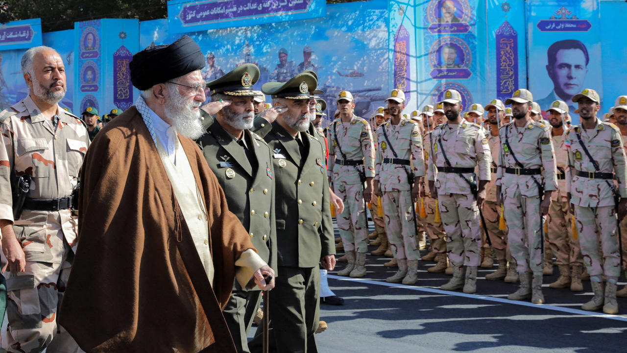 שליט איראן עלי ח'מינאי אתמול בטקס צבאי בטהרן עלי חמינאי