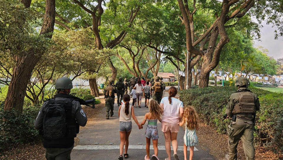 מלחמת עזה חילוץ ילדים מקיבוץ ניר עם ע"י כוחות הביטחון