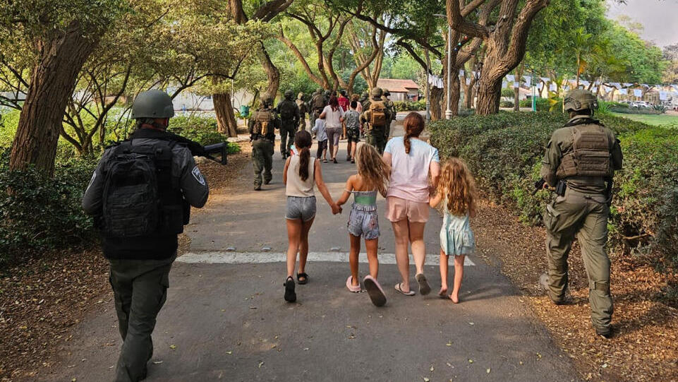 מלחמת עזה חילוץ ילדים מקיבוץ ניר עם ע"י כוחות הביטחון