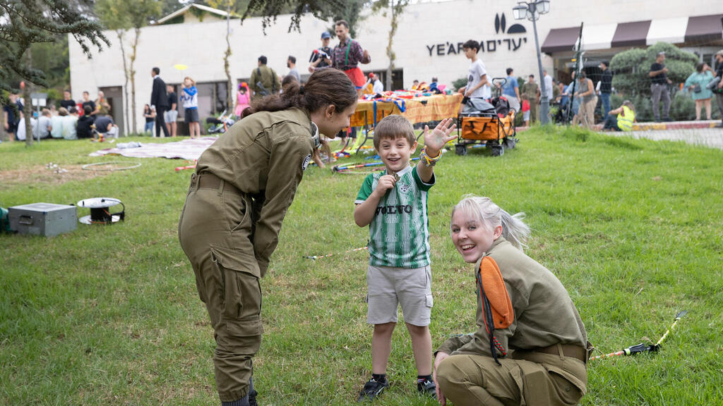 מלחמת עזה חיילות עם ניצולים מהעוטף ב מלון יערים 10.10.23
