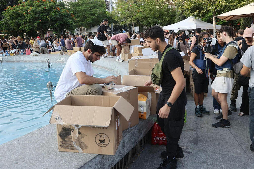 מלחמת עזה איסוף תרומות וציוד בכיכר דיזינגוף 10.10.23
