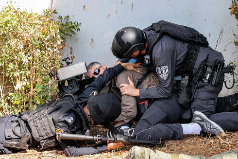 Police protect journalist during rocket attack on Sderot 