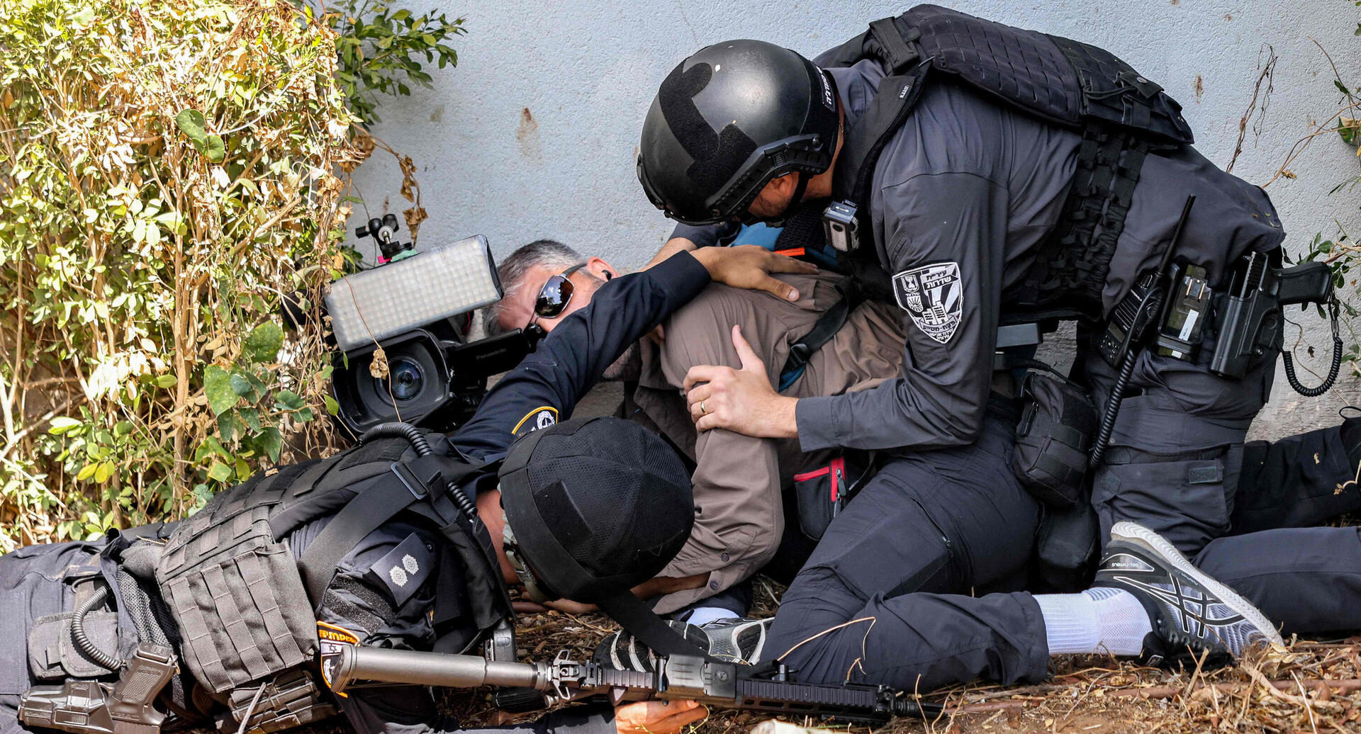 מלחמת עזה מלחמה שוטרים מגנים על עיתונאי במהלך אזעקה ב שדרות 12.10.23