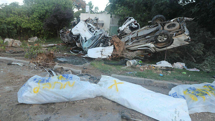 מלחמת עזה קיבוץ בארי מכוניות הרוסות אחרי הטבח של חמאס 12.10.2023
