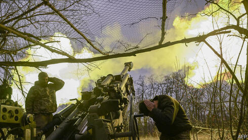 תותח ארטילרי יורה, תחת הגנת רשת גינה נגד רחפנים ומל"טים מתאבדים אחרים, צילום: AFP