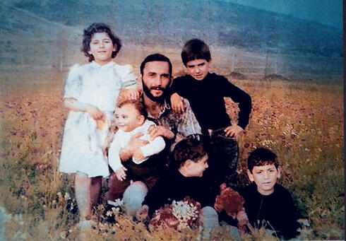 חליל עם משפחתו בתמונה מתוך הסרט, צילום:  באדיבות משפחת חליל