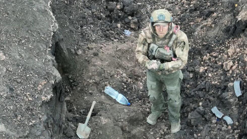 חייל רוסי סופק כפיו בתחינה, נכנע לרחפן בגזרת בחמוט, צילום: WSJ