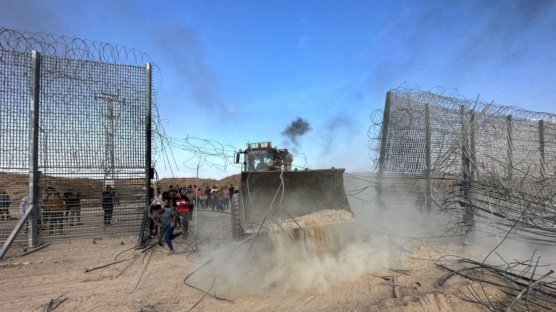 חמאס פורץ את הגדר בגבול עזה בשבת. "הגדר נבנתה תחת תצפיות חמאס שראה כל פעולה ובחן לאיזה עומק מורידים את המכשול בתוך הקרקע"