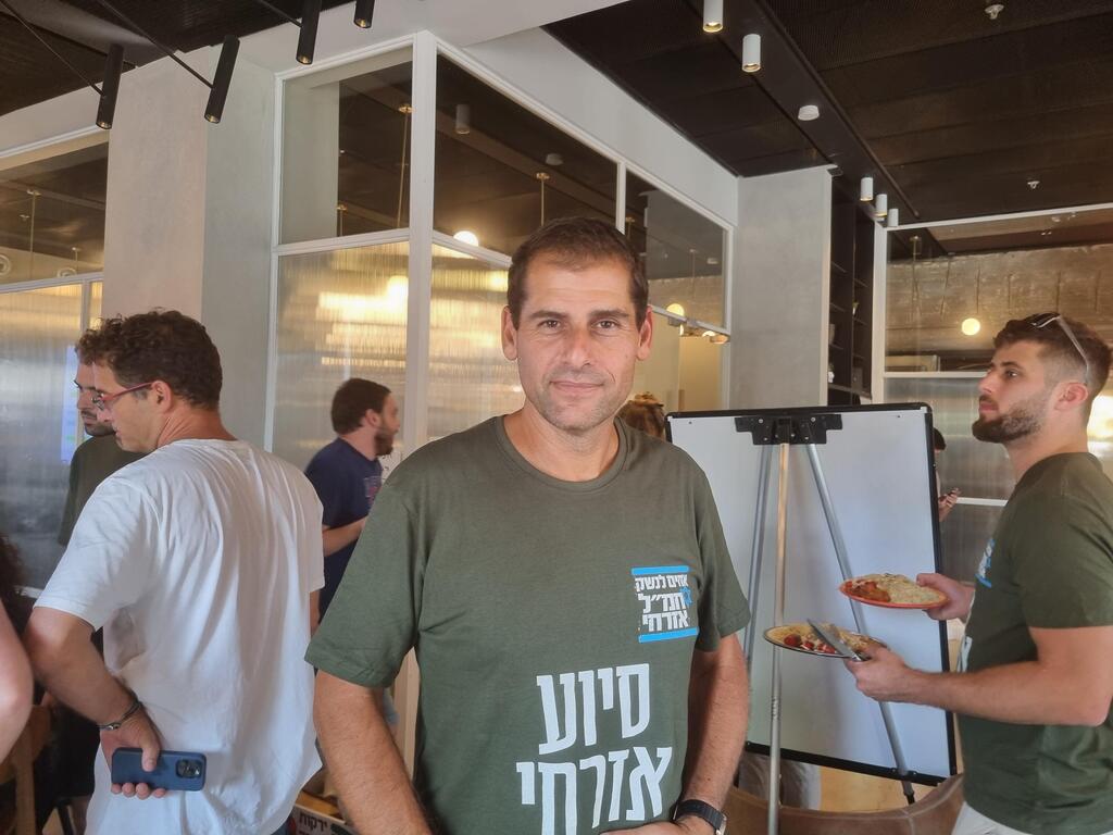 עמי דרור מלחמה בעזה במרכז הסיוע ב אקספו תל אביב אחים לנשק