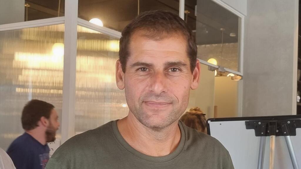 עמי דרור מלחמה בעזה במרכז הסיוע ב אקספו תל אביב אחים לנשק