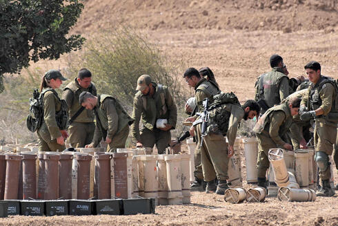 חיילים סמוך לגבול עזה. צה"ל טוען כי אין כלל בעיה של חוסרים ואם הם מורגשים הרי שהם נקודתיים וזמניים
, צילום: YURI CORTEZ / AFP