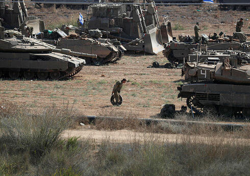 Israeli tanks on the Gaza border 