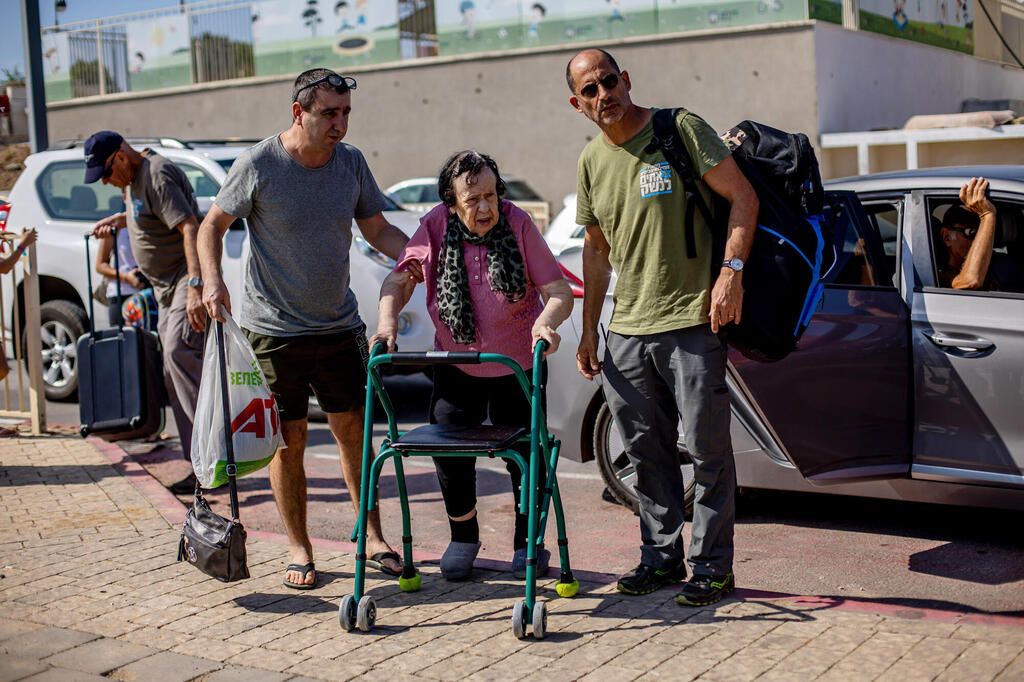 מלחמת עזה תושבים המקומיים מפונים מהעיר שדרות 15.10.23