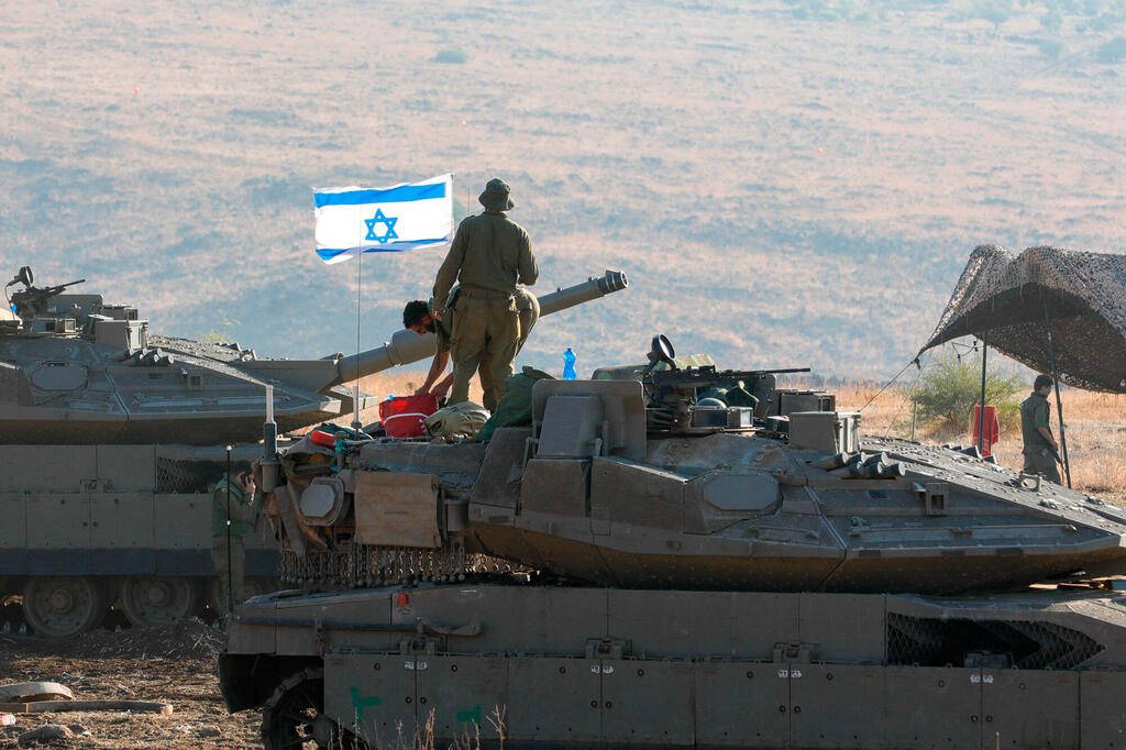 מלחמת עזה כוח צה"ל חיילים על טנק בצפון ישראל ליד הגבול עם לבנון 15.10.23