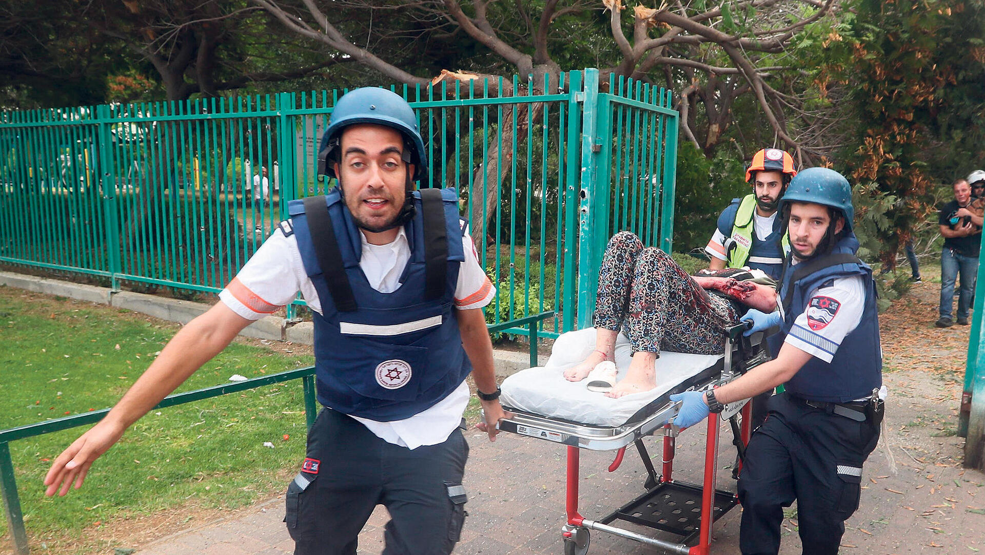 מלחמת עזה חובשים ב אשדוד צוות רפואי מגן דוד אדום מפנים פצועים מ זירת פגיעה של רקטה ב אשדוד