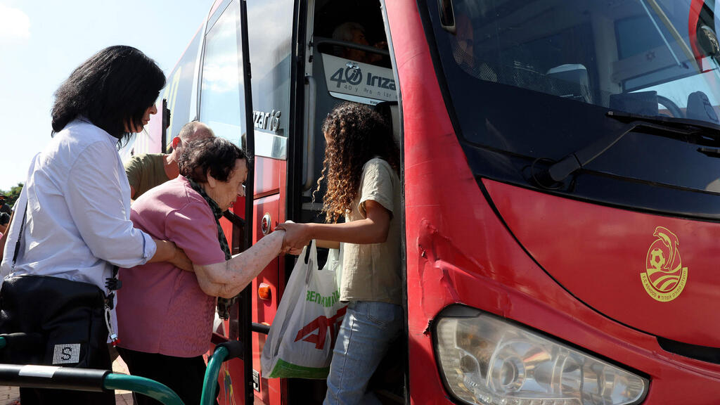 מלחמת עזה שדרות פינוי תושבים אוטובוס מפונים חרבות ברזל  15.10.23