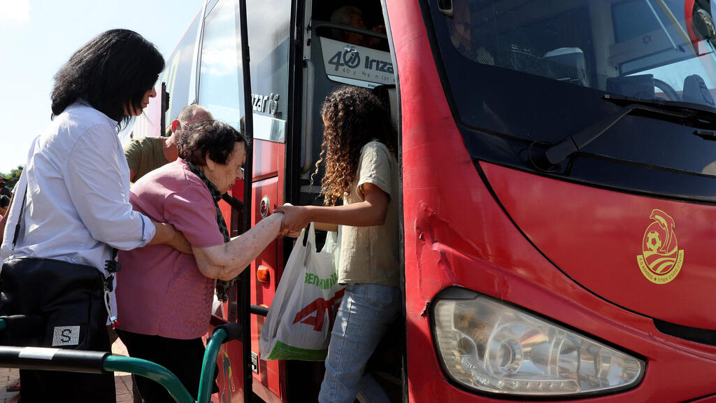 מלחמת עזה שדרות פינוי תושבים אוטובוס מפונים חרבות ברזל  15.10.23