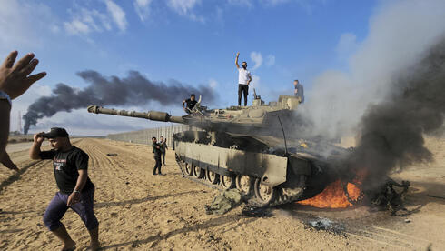 מחבלים שורפים טנק צה"ל, צילום: AP Photo/Hassan Eslaiah