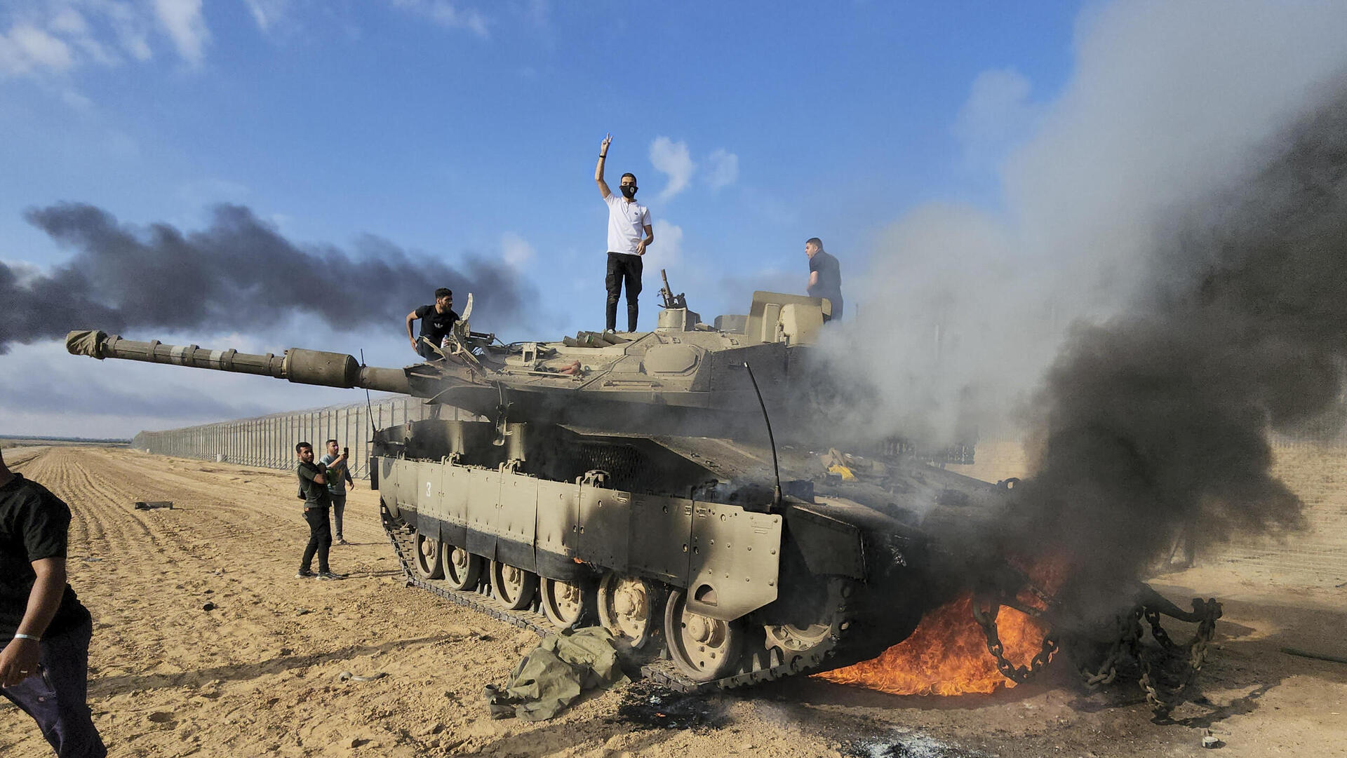 מלחמת עזה מלחמה מחבלים שורפים טנק של צה" לאחר שחטפו אותו ל רצועת עזה 7.10.23