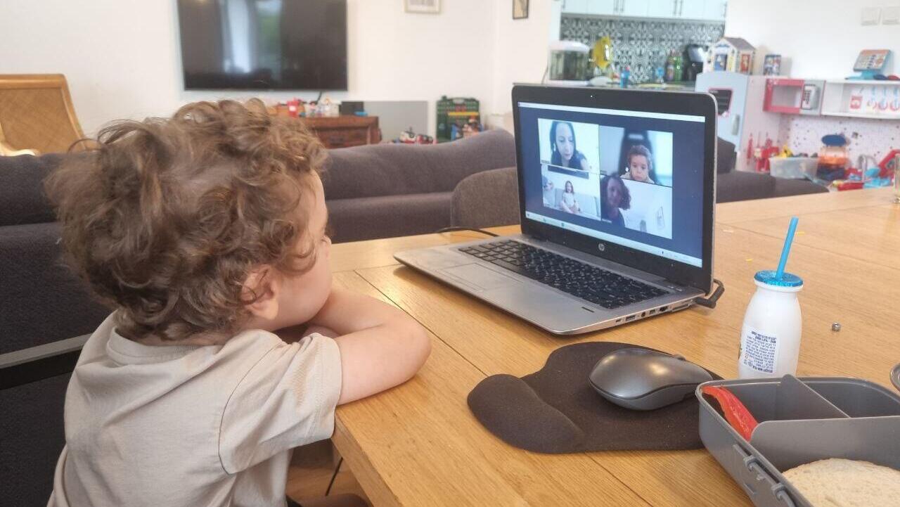 מלחמת עזה ילדים תלמידים לומדים בבית זום בית ספר מלחמה חרבות ברזל מרחוק 