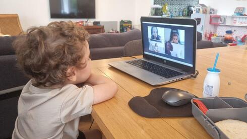 המשק נפתח אבל מוסדות הלימוד והגנים סגורים: מה הזכויות של הורים עובדים