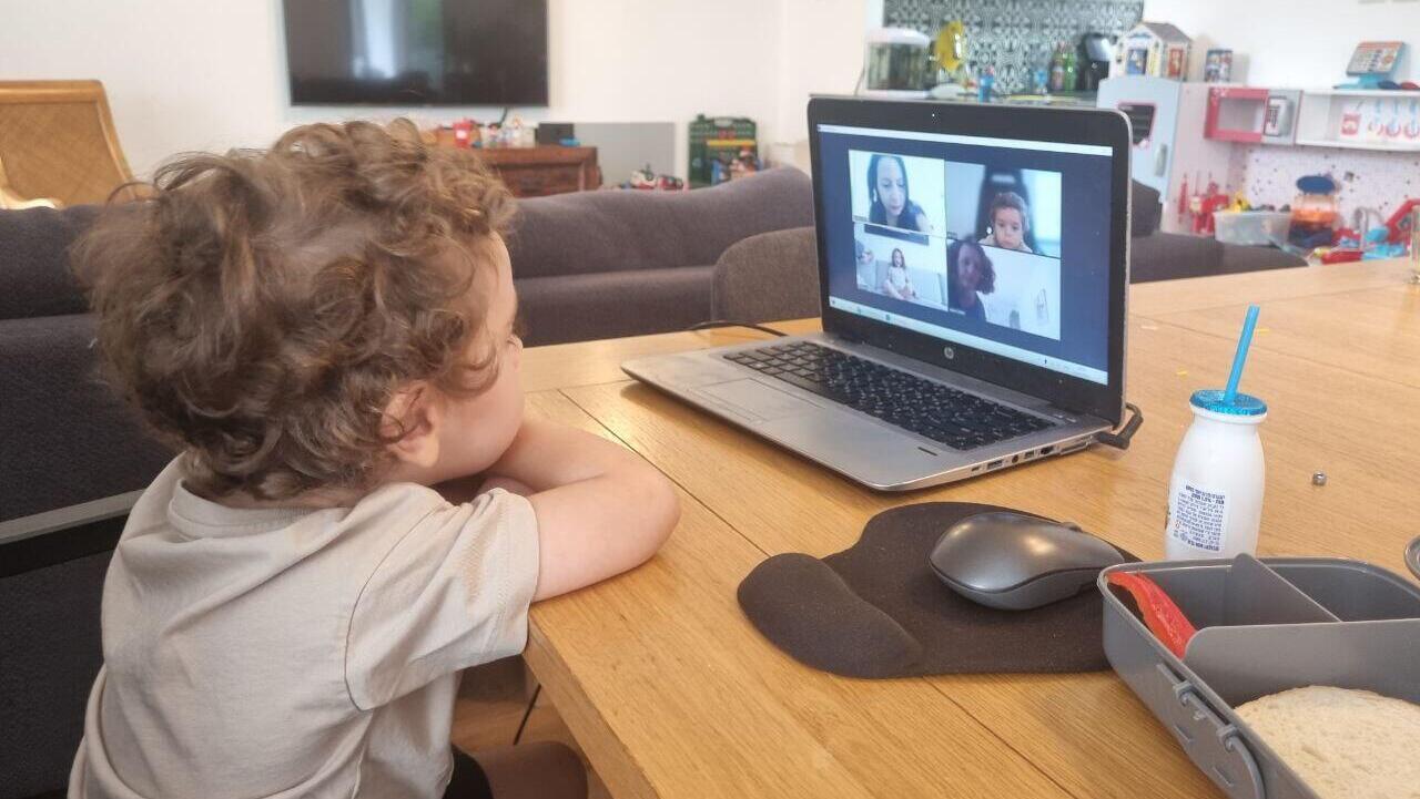 מלחמת עזה ילדים תלמידים לומדים בבית זום בית ספר מלחמה חרבות ברזל מרחוק 