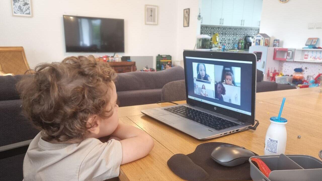 מלחמת עזה ילדים תלמידים לומדים בבית זום בית ספר מלחמה חרבות ברזל מרחוק 