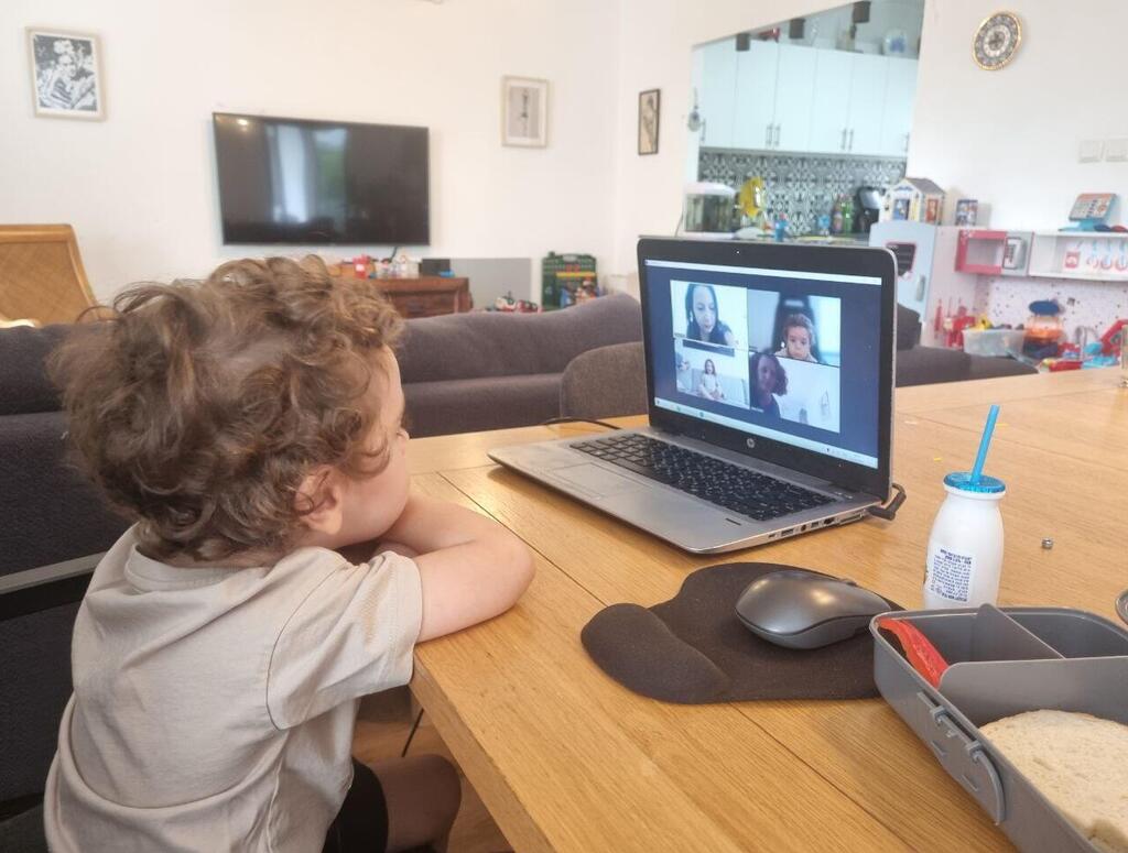 לימודים בזום. חזרה הדרגתית לכיתות, החל מיום שני ( צילום: רן רימון ) מלחמת עזה ילדים תלמידים לומדים בבית זום בית ספר מלחמה חרבות ברזל מרחוק