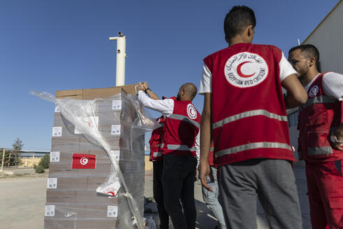 צוות של הצלב האדום בצפון סיני, צילום: Mahmoud Khaled/Getty Images
