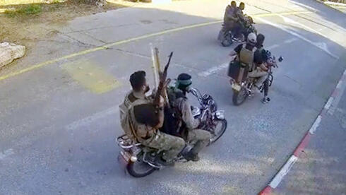 מחבלי חמאס פולשים לקיבוץ בעוטף עזה על גבי אופנועים, צילום מתוך וידיאו