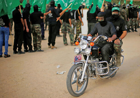 מצעד של חמאס על אופנועים בעזה ב־2013. התאמנו ברכיבה במדינות שונות, צילום: REUTERS